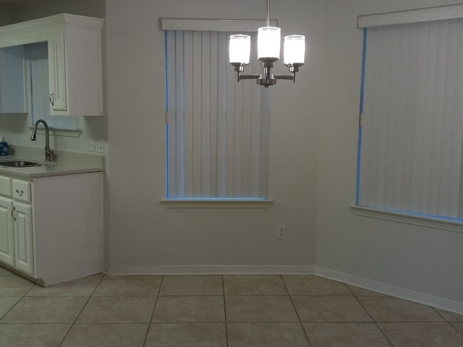 Building Photo - Large 3/2 Family Home that is Conveniently located off Blue Angel PKWY