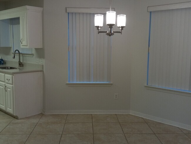 Foto del edificio - Large 3/2 Family Home that is Conveniently located off Blue Angel PKWY