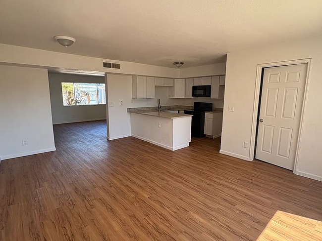 Building Photo - 5880 S Del Moral Blvd