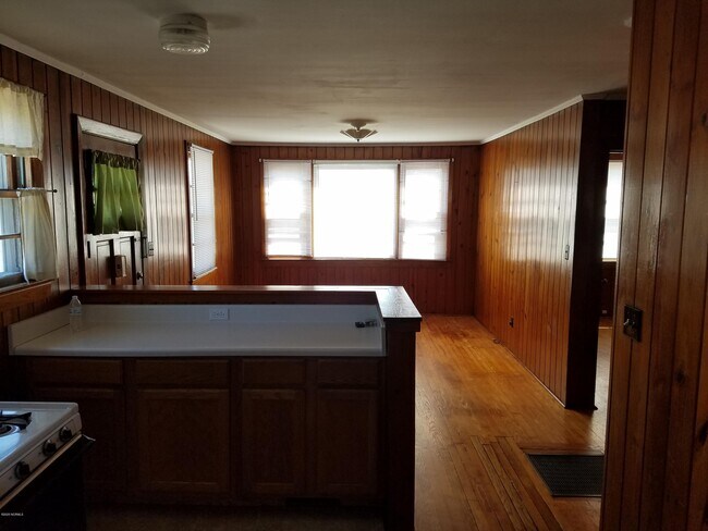 Building Photo - 2019 Barnett Ave