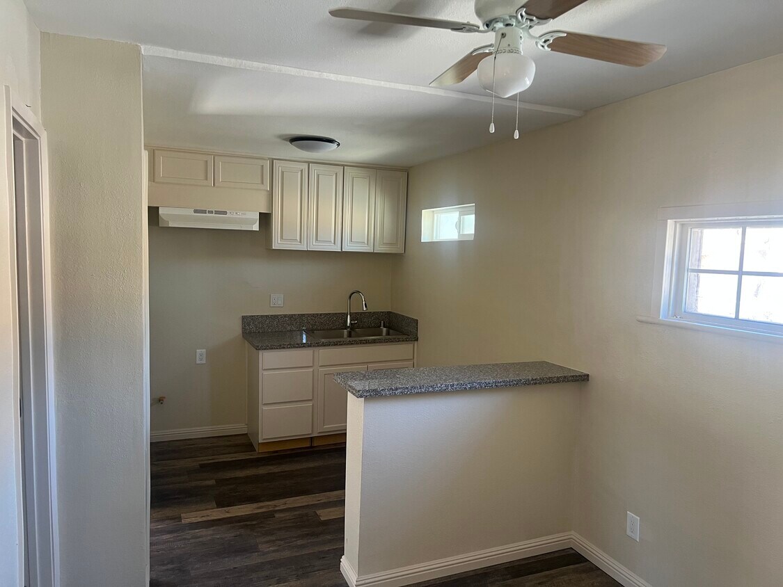 Foto principal - 8843 Baring Cross St