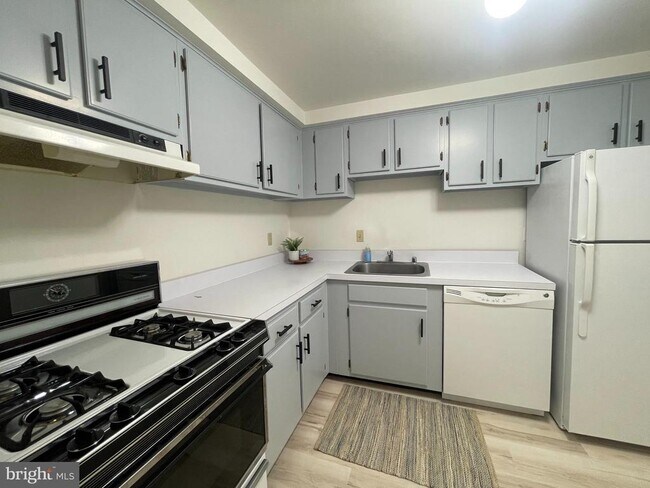 Foto del edificio - 2570 Riva Rd