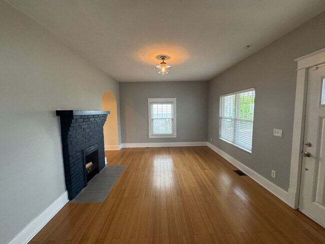 Foto del edificio - East Nashville renovated 3 bedroom 1 bath with huge screened in porch, private yard and detached ...