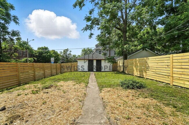 Building Photo - 889 E Livingston Ave