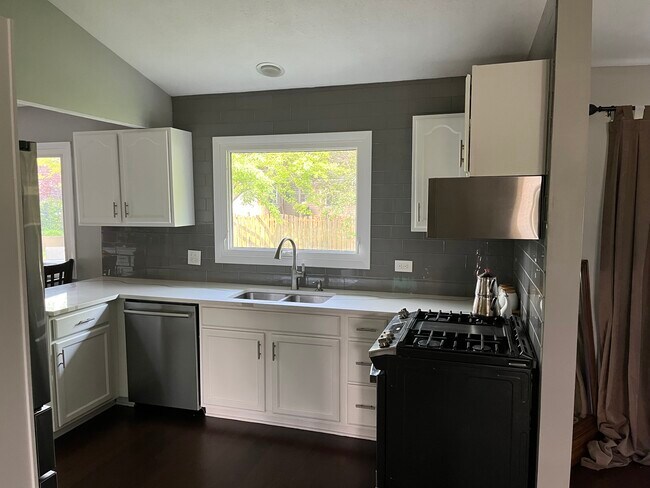 Building Photo - 121 Millis Ln