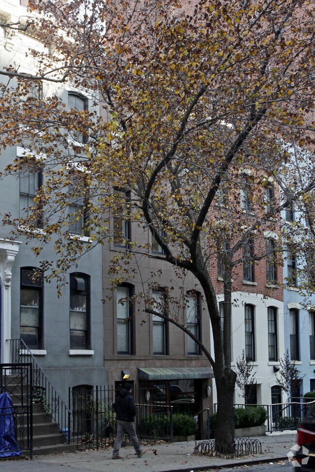 Exterior Building Photo - 351 E 62nd St