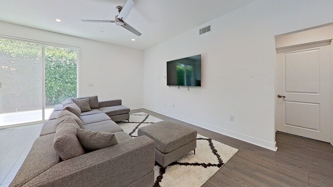 Building Photo - Stunning 5-Bedroom Home in the Heart of Re...