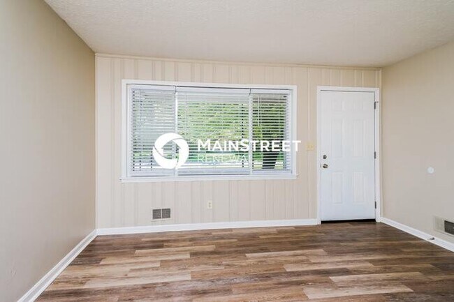Building Photo - 3 Bedroom Pet-Friendly Home in Louisville, KY with Main Street Renewal
