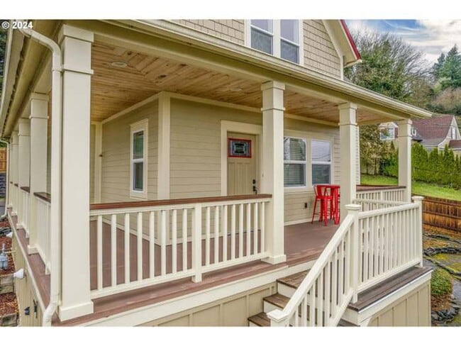 Building Photo - Beautifully updated, furnished home with wrap around porch and Columbia River Views!
