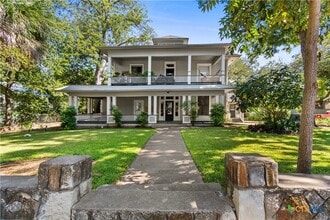 Building Photo - 527 W San Antonio St