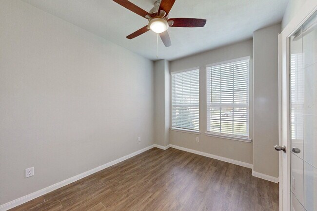 Foto del edificio - 3 bedroom, 2.5 bath with Study or 4th Bedroom and Game Room extras include Gym, Storage Racks in ...
