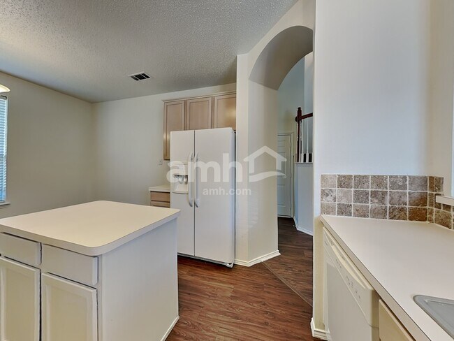 Foto del edificio - 5820 Vista Glen Ln