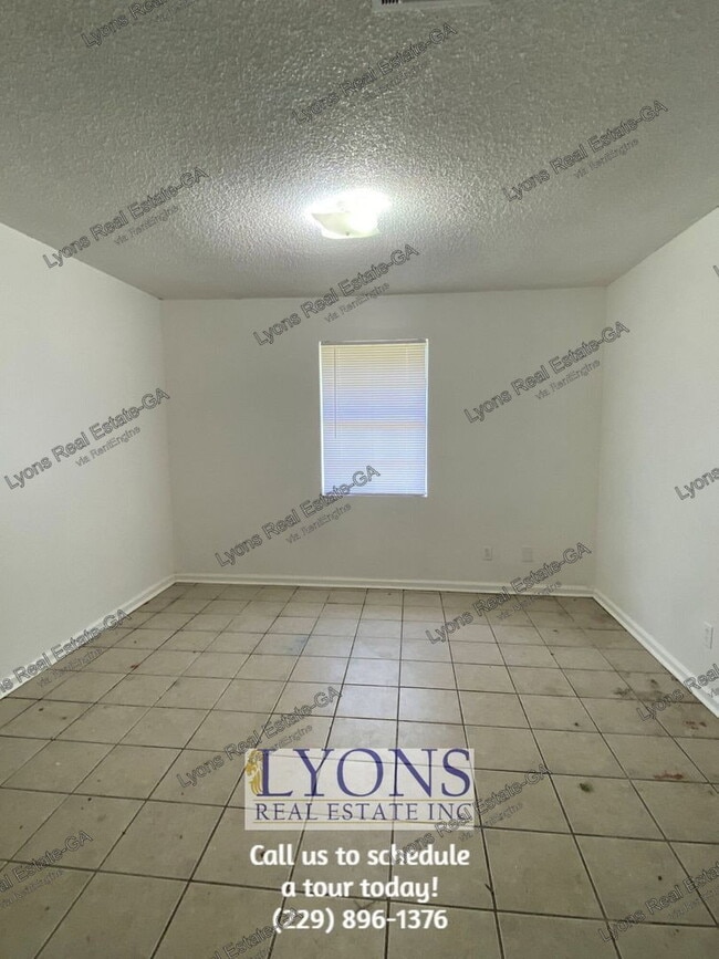 Building Photo - 1028 S Gordon Ave