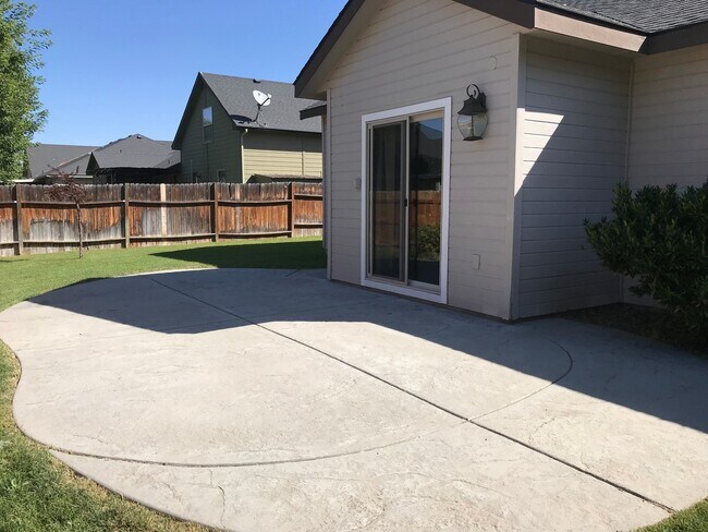 Foto del edificio - 3 bedroom 2 bathroom Meridian home with bo...
