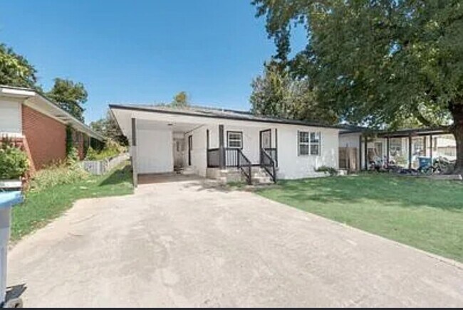 Building Photo - 725 W Brock St