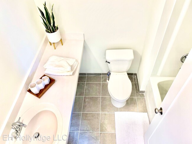 Building Photo - 5104 Hollyridge Dr