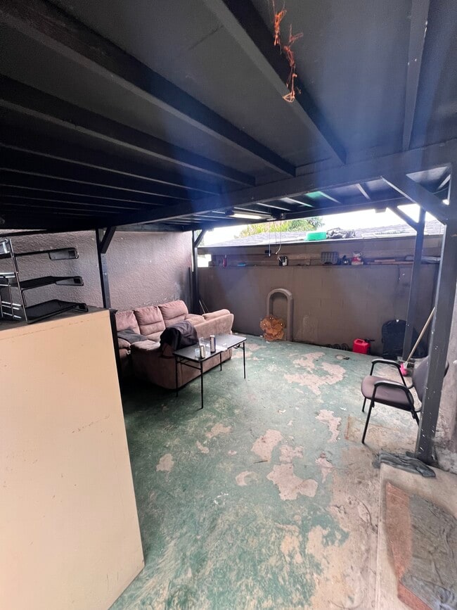 Building Photo - 1073 Dundas St