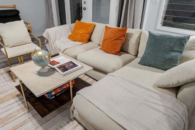 Foto del edificio - 4989 Randlett Dr