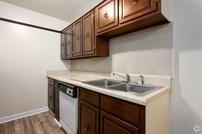 2BR, 1BA - 1,003SF - Kitchen - Highland Heights 138