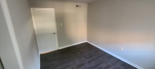 Building Photo - Hillcrest Apartments