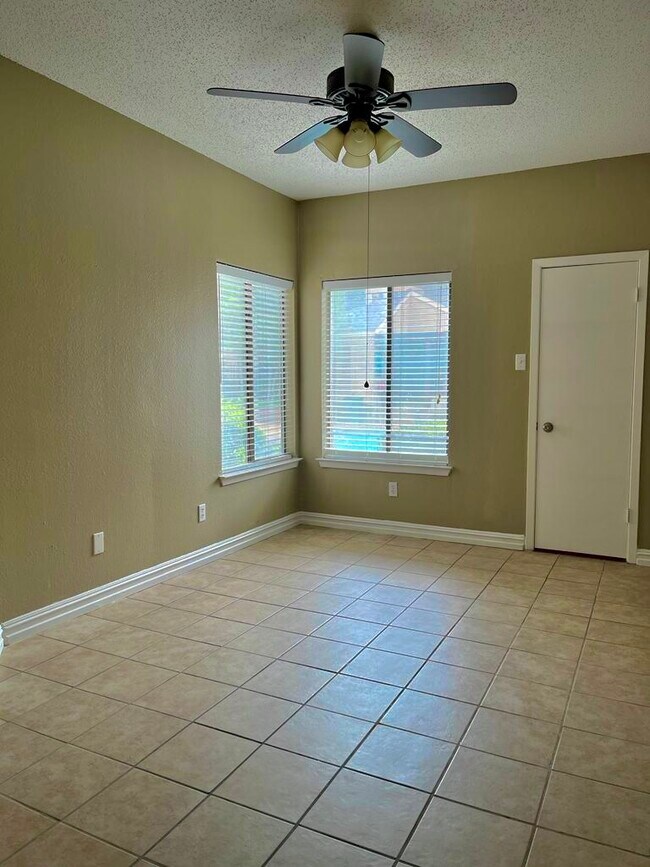 Foto del edificio - 5550 Spring Valley Rd