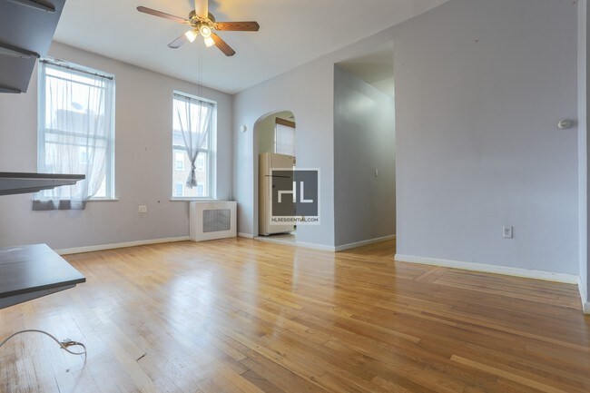 Building Photo - Spacious 3 Bedroom w/ Separate Kitchen!