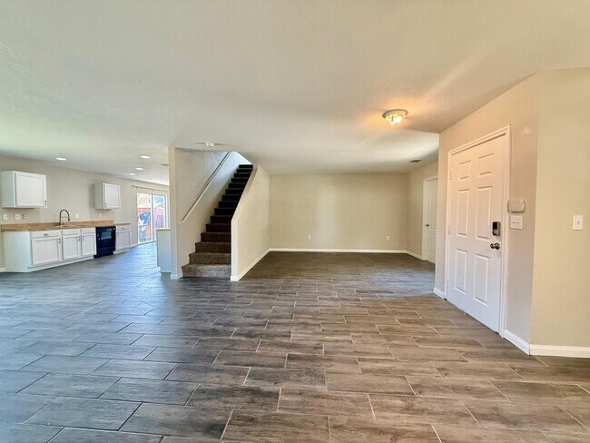 Foto del edificio - Spacious Two-Story Home: 4 Beds, 2.5 Baths...