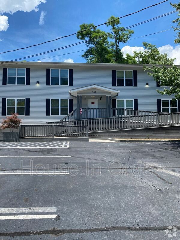 Building Photo - 307 8th Ave E