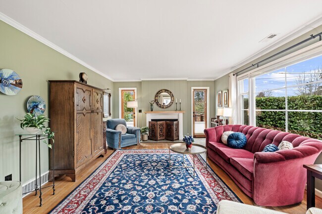 Espacio de reunión confortable con abundante luz natural. - 11639 1st Ave NW