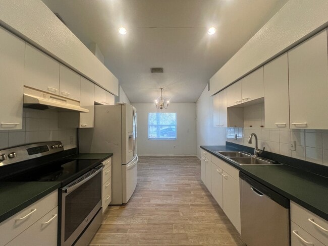 Building Photo - 3 Bedroom, 2 Bath Home with Yard - Palmetto