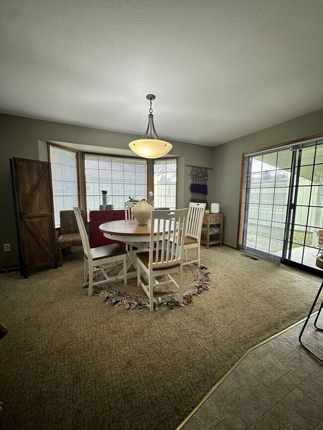 Foto del edificio - Spacious 4-Bedroom Home in Prime Wenatchee Location