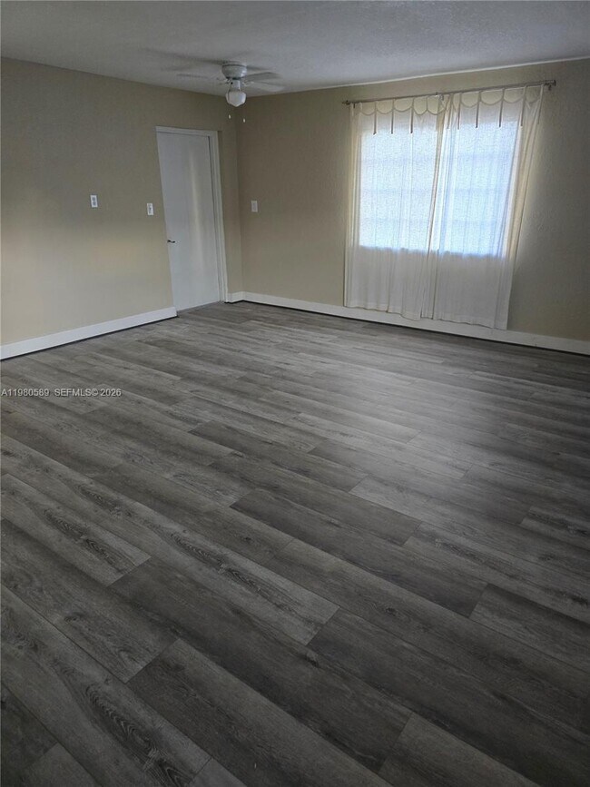 Foto del edificio - 880 E 26th St