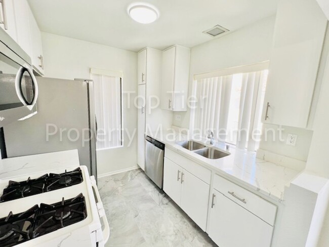 Building Photo - Beautifully remodeled 1BR, 1BA condo in th...