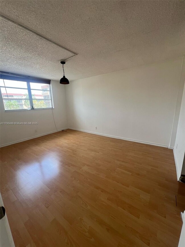 Building Photo - 410 NW 68th Ave