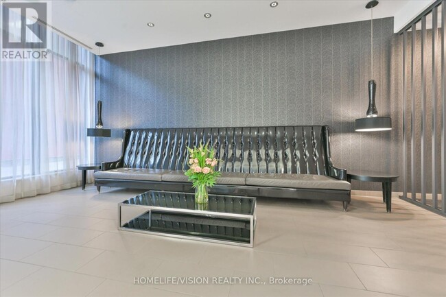 Photo du bâtiment - 560-560 Front St W