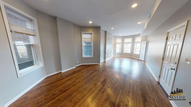 Building Photo - 2130 W. Cermak Road Unit 2F