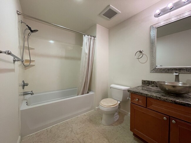Building Photo - Modern 2 Bedroom 2 Bathroom Condo at the M...