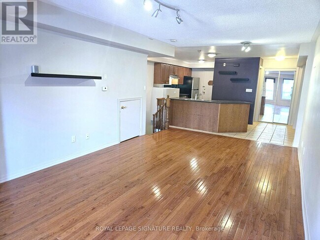 Photo du bâtiment - 118-118 Finch Ave W