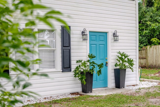 Building Photo - 1/1 Walk to downtown! $1300/month UTILITIE...