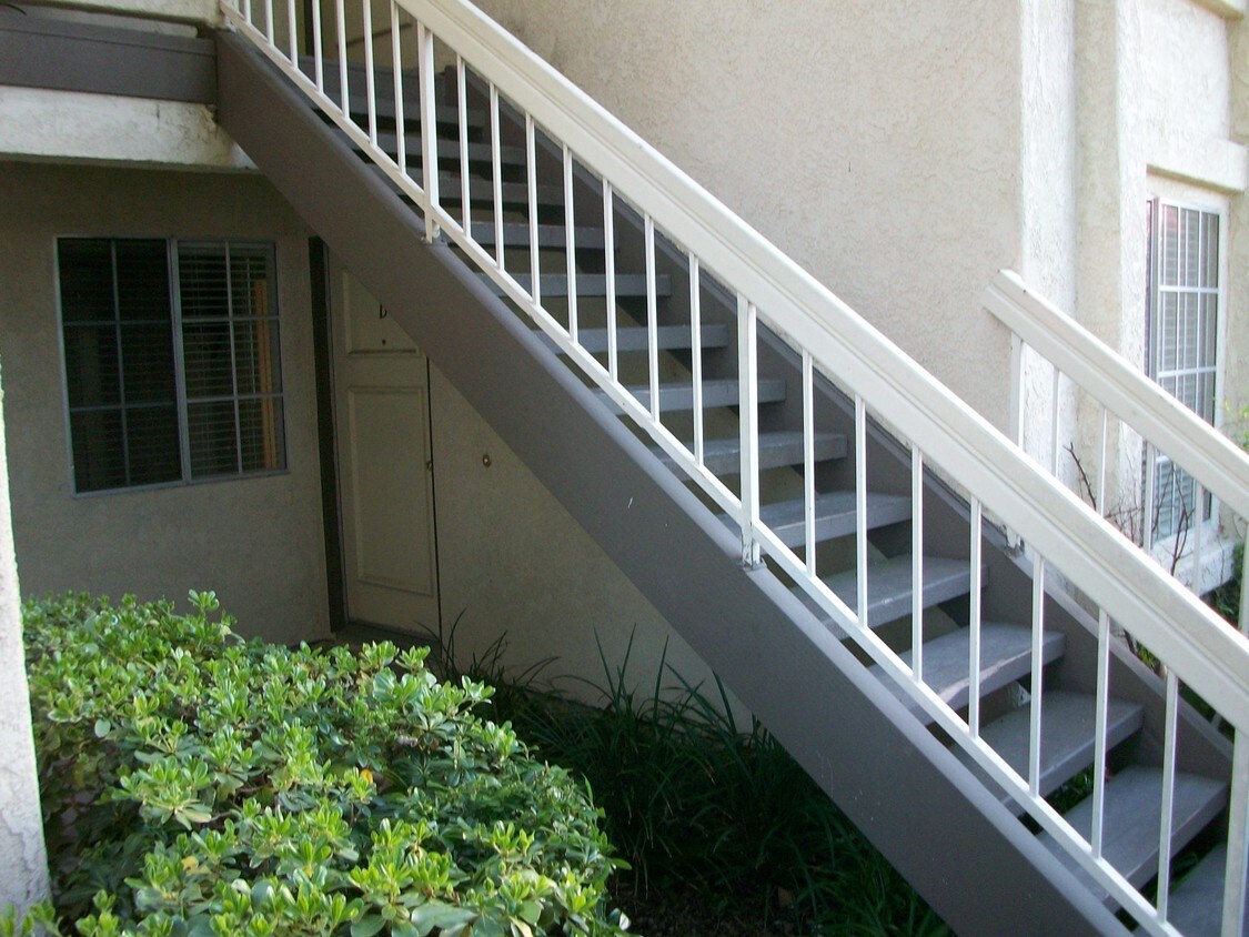 Lower unit front door - 26131 La Real