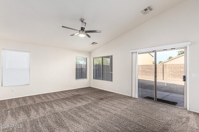 Foto del edificio - 16423 W Monroe St