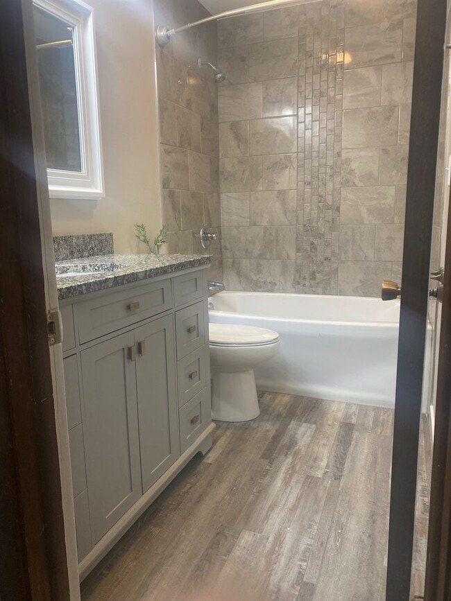 Foto del edificio - Updated 2BR/1.5BA with garage, lawn care included