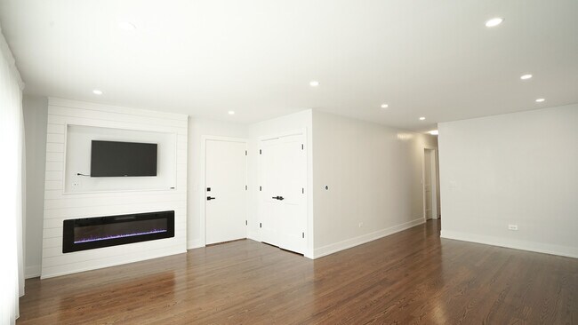 Building Photo - 8508 W Berwyn Ave