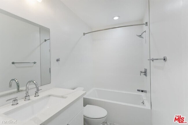 Building Photo - 2 br, 2 bath House - 1546 S Bundy Dr Apt 202