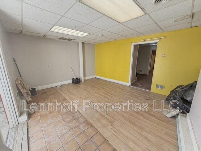 Building Photo - 206 Primrose St
