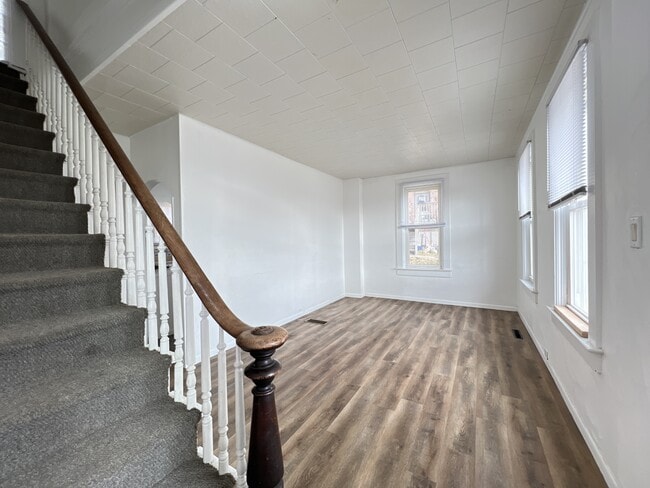 Building Photo - 621 E 24th St