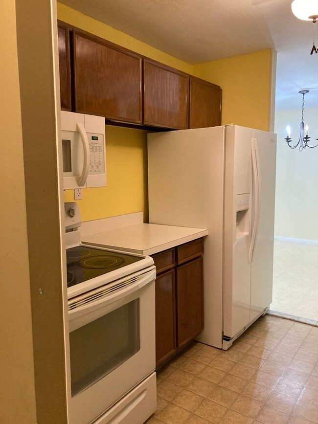 Building Photo - Large 2 bedroom condo close to the beach