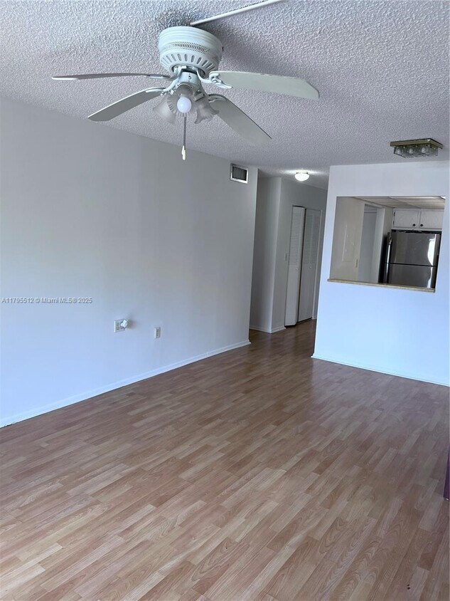Foto del edificio - 16950 W Dixie Hwy