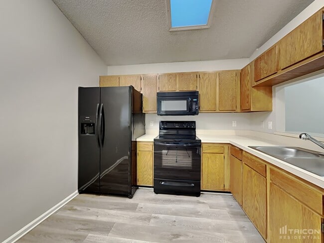 Building Photo - 2600 Malibu Cir