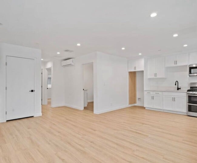 Building Photo - 10914 Columbus Ave